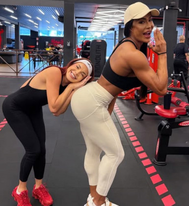 Gkay se joga em treino com Gracyanne Barbosa e posa 'descansando' no bumbum da amiga