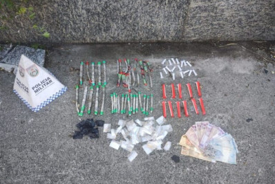 Suspeito tenta fugir, mas acaba preso com drogas escondidas em bueiro em Rio das Ostras
