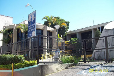 Funcionário com licença médica é demitido por postar foto na praia