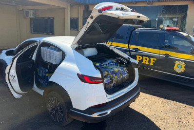 Carro roubado é apreendido com quase 1 tonelada de maconha; motorista escapou a pé