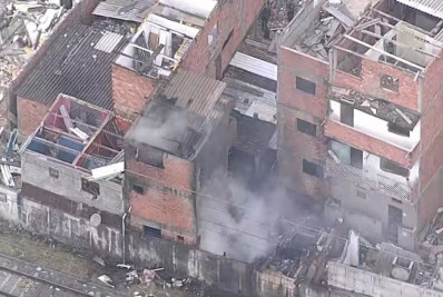 Incêndio atinge imóveis na Favela do Moinho, no Centro de SP