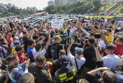 Motoristas protestam em São Paulo contra regulamentação do serviço por aplicativo