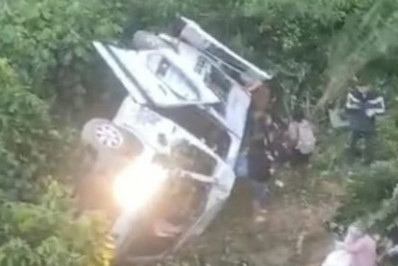 Van cai em ribanceira e deixa 11 feridos em Angra dos Reis