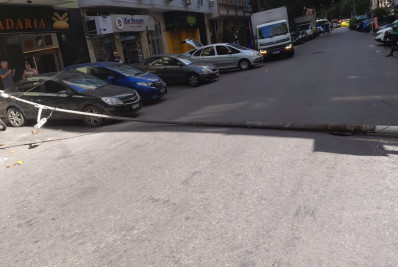 Queda de poste interdita rua em Copacabana