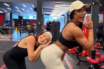 Gkay se joga em treino com Gracyanne Barbosa e posa 'descansando' no bumbum da amiga