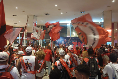 Vídeo! Torcida do Flamengo transforma cinema em arquibancada para ver filme de Zico