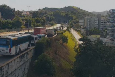 Caminhão pega fogo e interdita Túnel da Covanca, na Linha Amarela