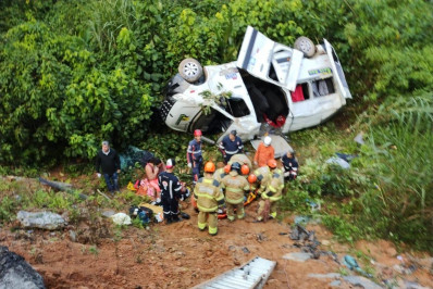Van que transportava pacientes de Angra caiu em ribanceira na RJ 155