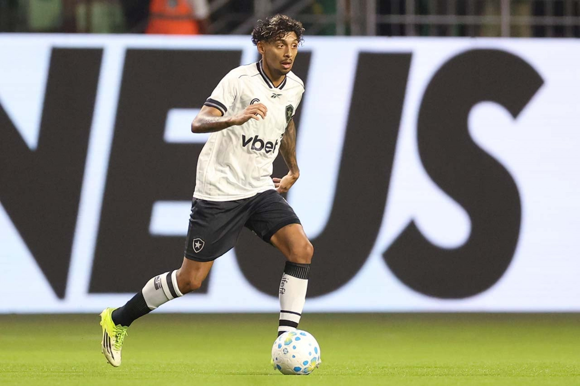 Medina, do Botafogo, ser&aacute; julgado por expuls&atilde;o contra o Palmeiras