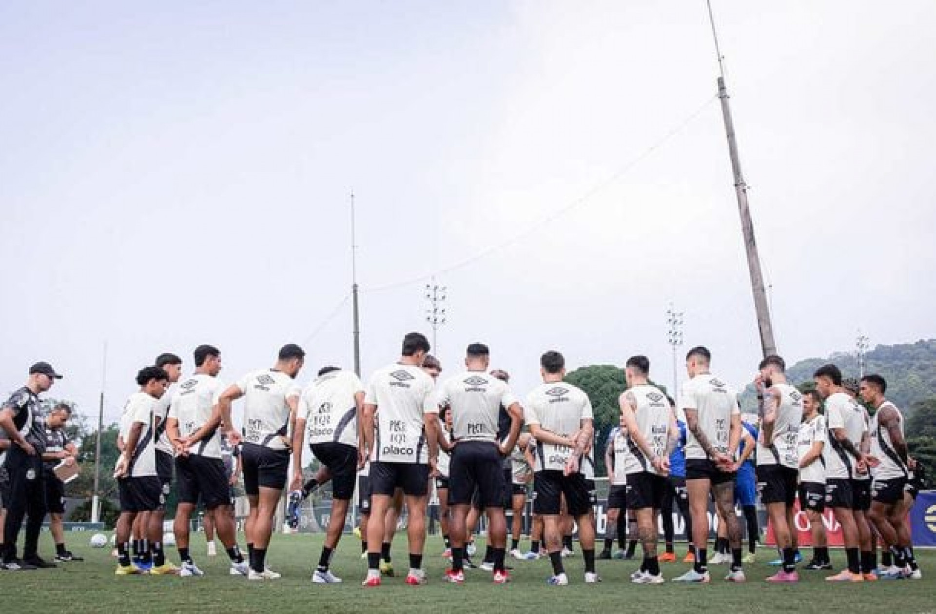 Santos comemora anivers&aacute;rio em campo e tenta manter retrospecto positivo