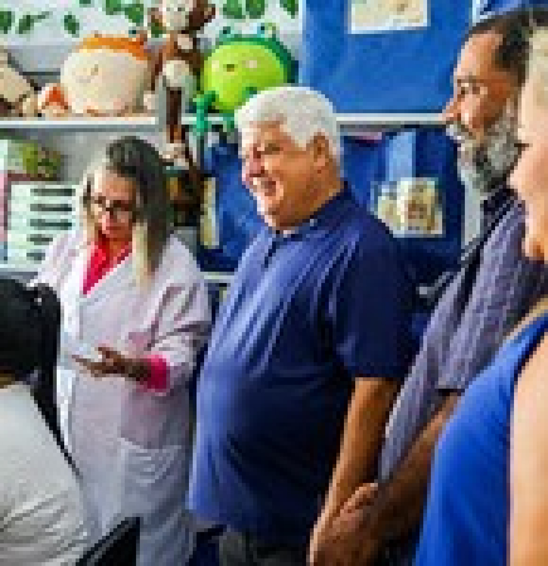 Prefeito Cl&aacute;udio Ferreti (centro) e o secret&aacute;rio de Educa&ccedil;&atilde;o, Paulo Fortunato, na reabertura do programa itinerante nas escolas