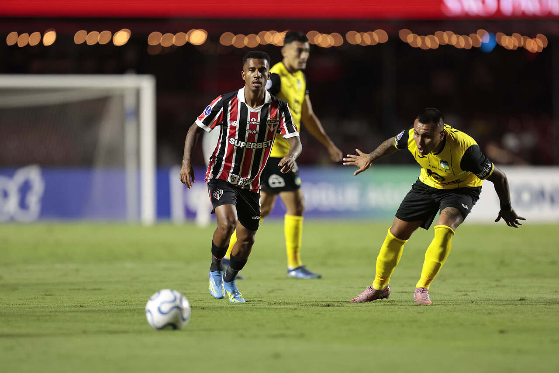 Marcos Ant&ocirc;nio sente les&atilde;o e deixa jogo do S&atilde;o Paulo ainda no primeiro tempo