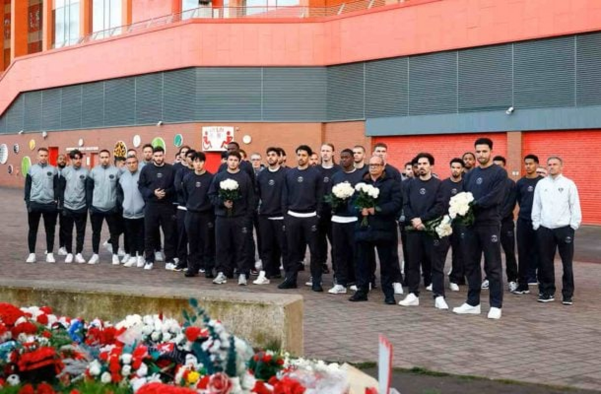 Delega&ccedil;&atilde;o do PSG presta homenagem a Diogo Jota em memorial de Anfield