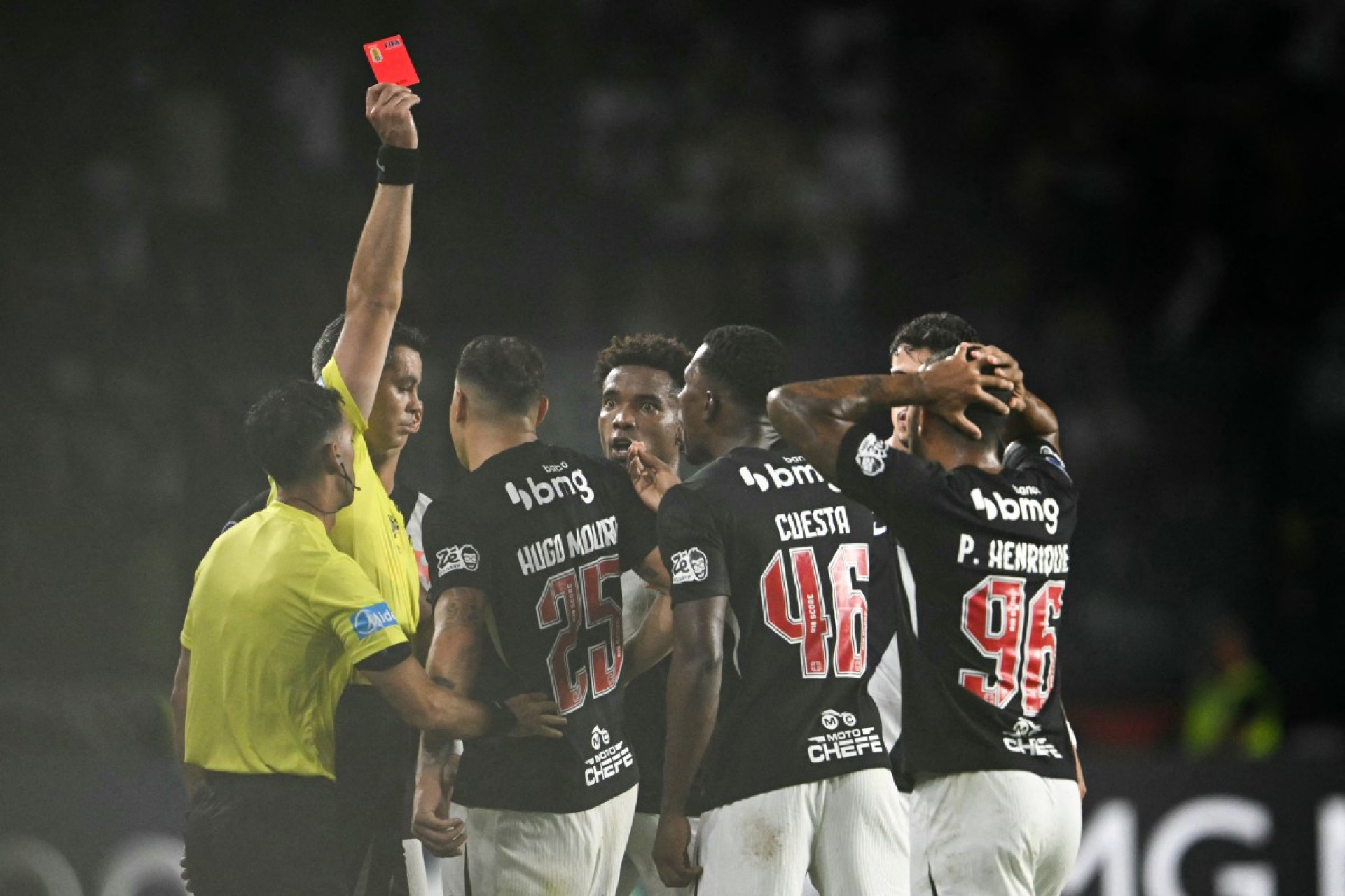 Thiago Mendes assume 'metade da culpa' do Vasco e detona árbitro: 'Prejudicou'