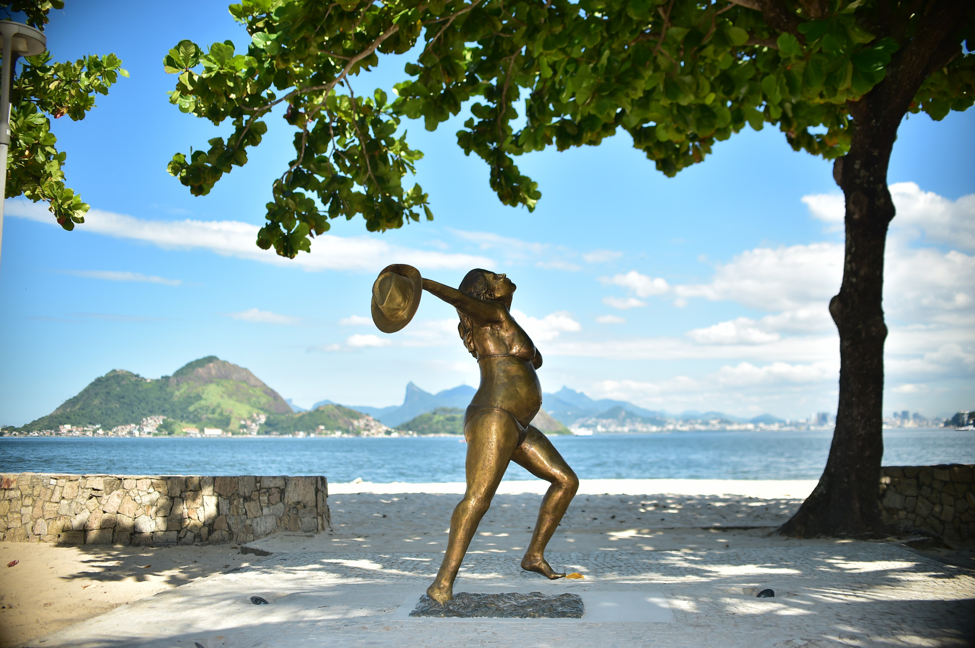 Estátua de Leila Diniz é furtada em Niterói