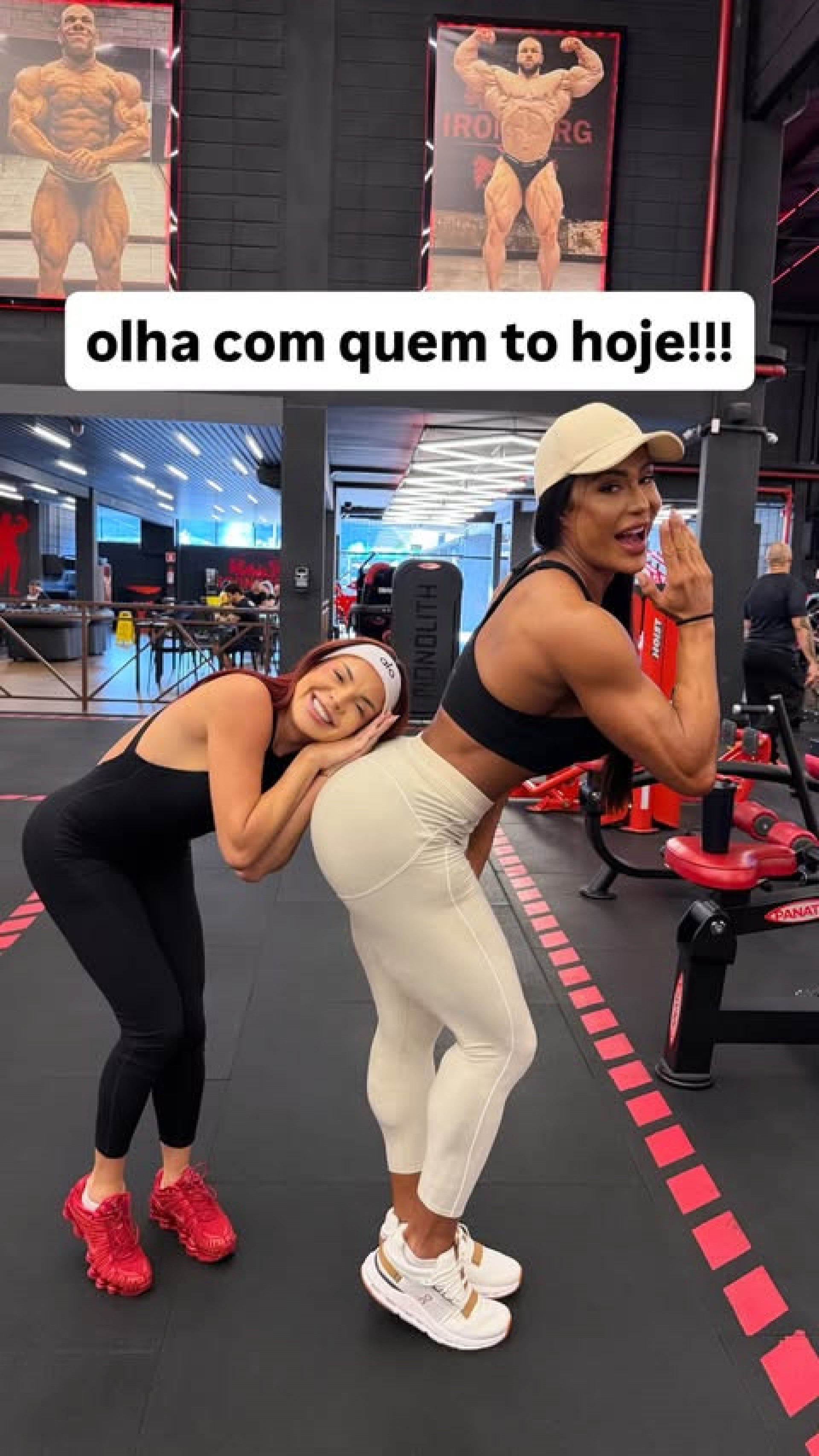 Gkay se joga em treino com Gracyanne Barbosa e posa 'descansando' no bumbum da amiga