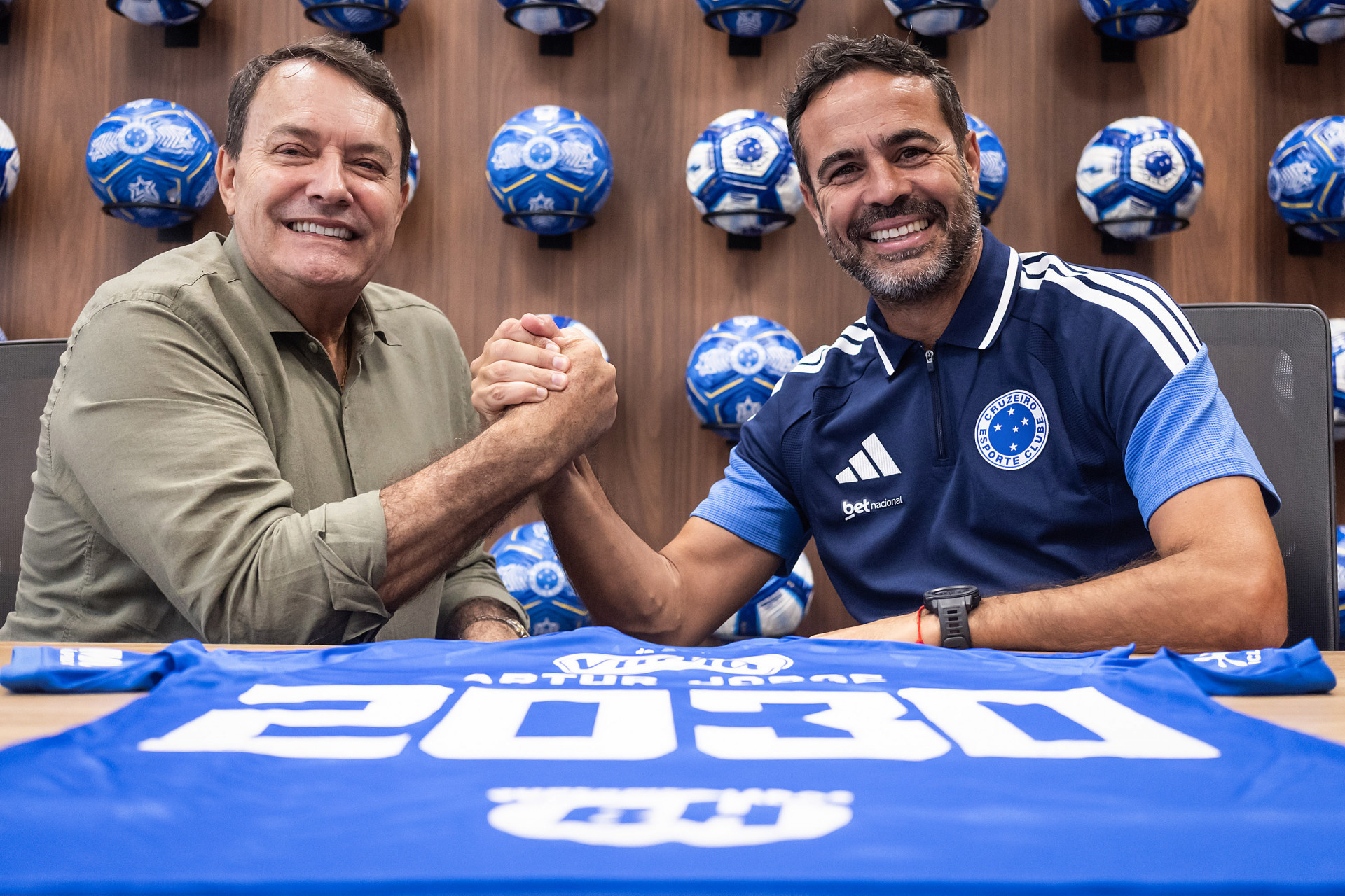Pedro Louren&ccedil;o ao lado de Artur Jorge - Gustavo Aleixo/Cruzeiro