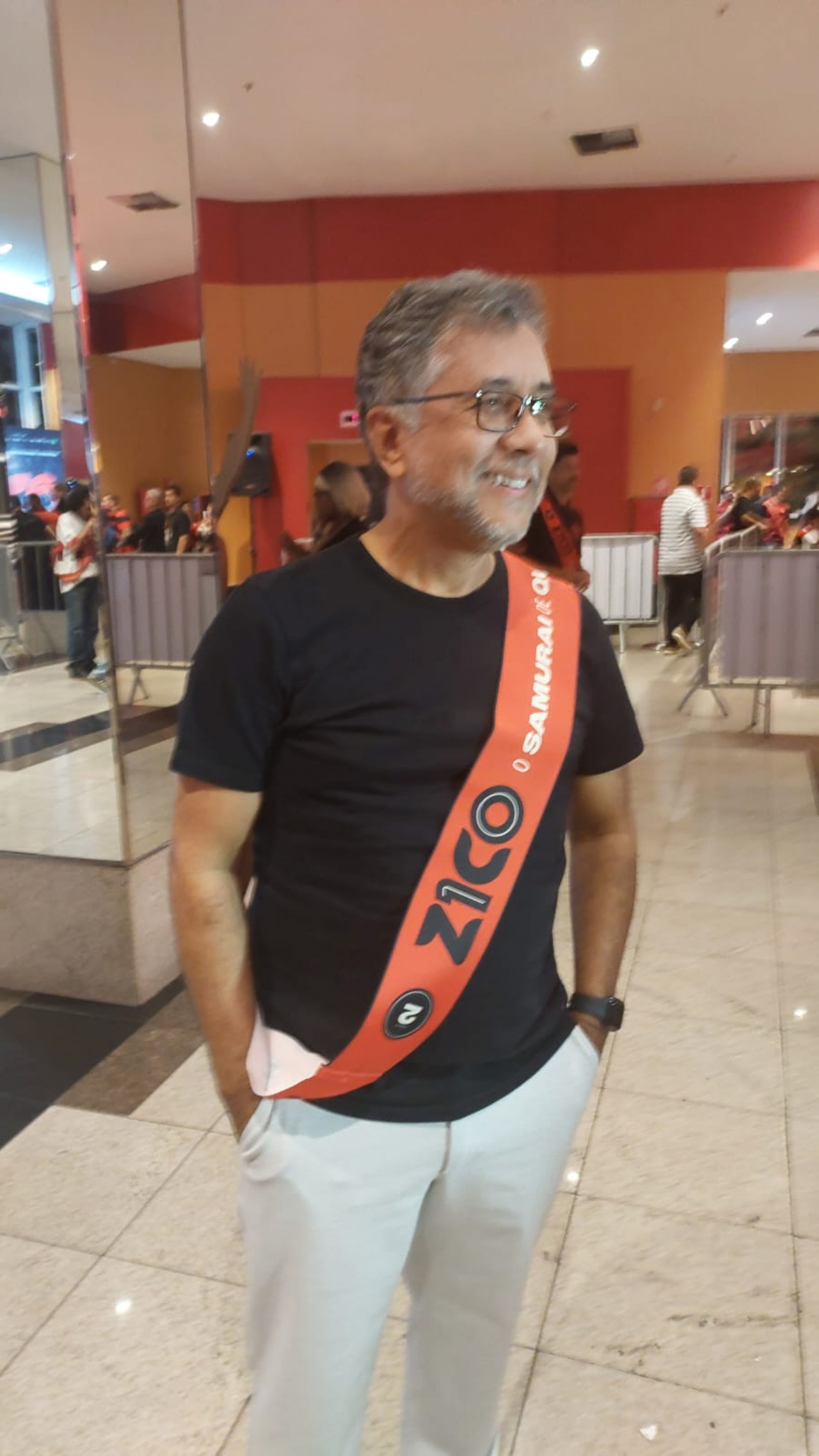 Maur&iacute;cio Manfrini chega para assistir ao filme de Zico - Hugo Perruso / O Dia