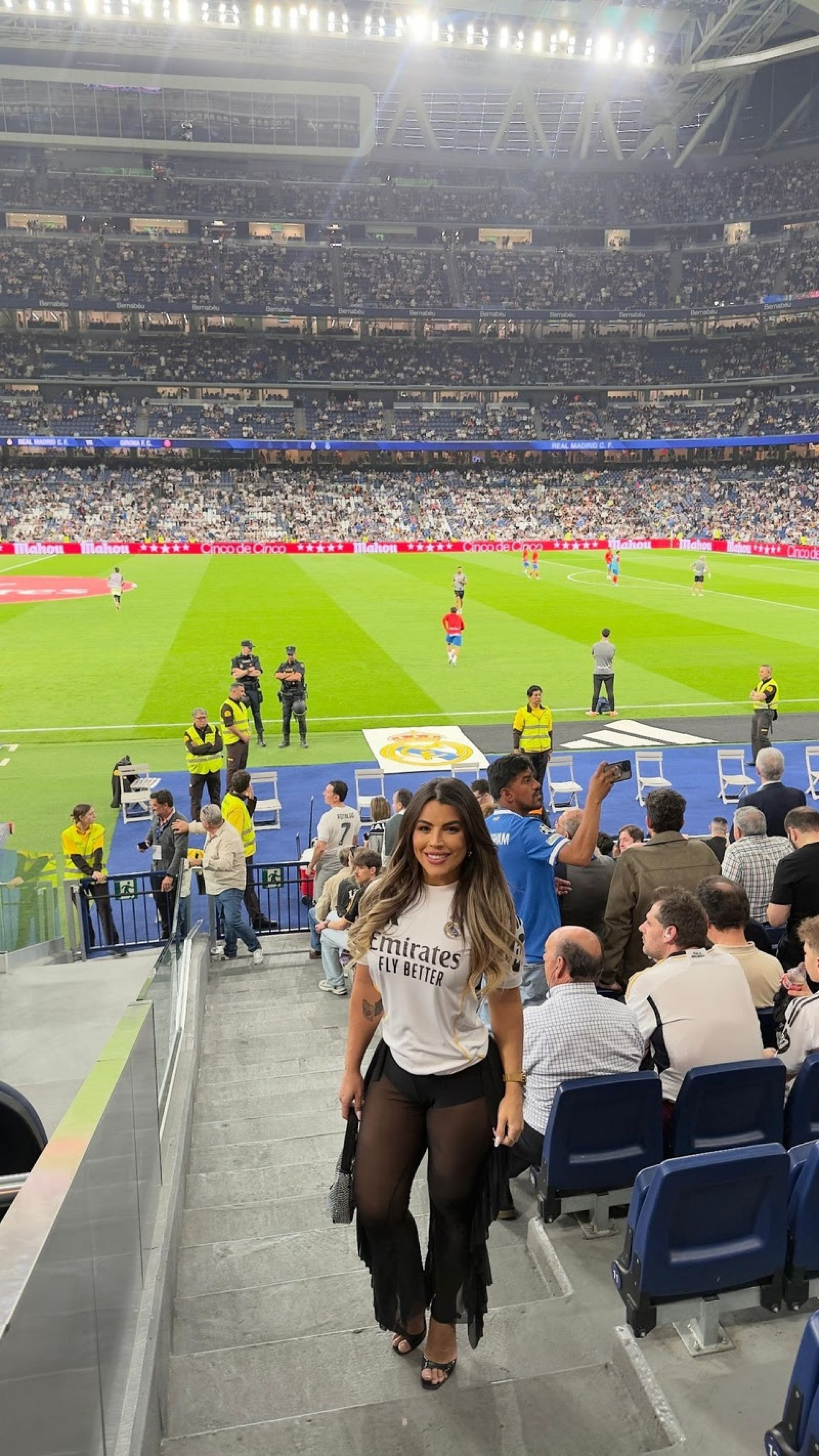 Rosana Ferreira chamou a atenção pela roupa que usou no Santiago Bernabéu, em jogo do Real Madrid - Divulgação