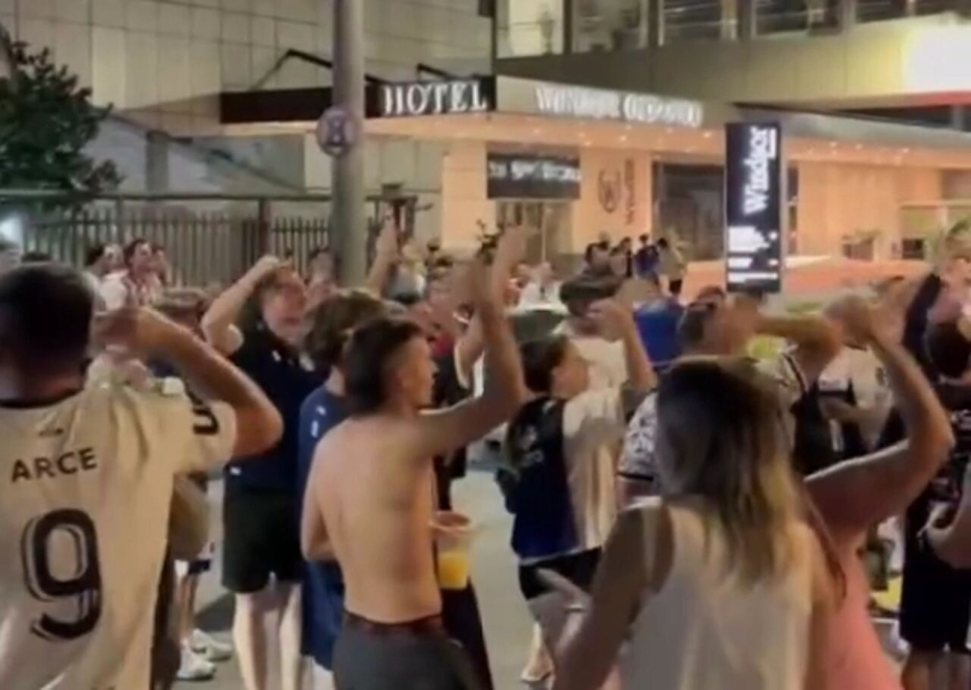 Torcedores do Rivadavia fazem festa antes de jogo contra o Fluminense