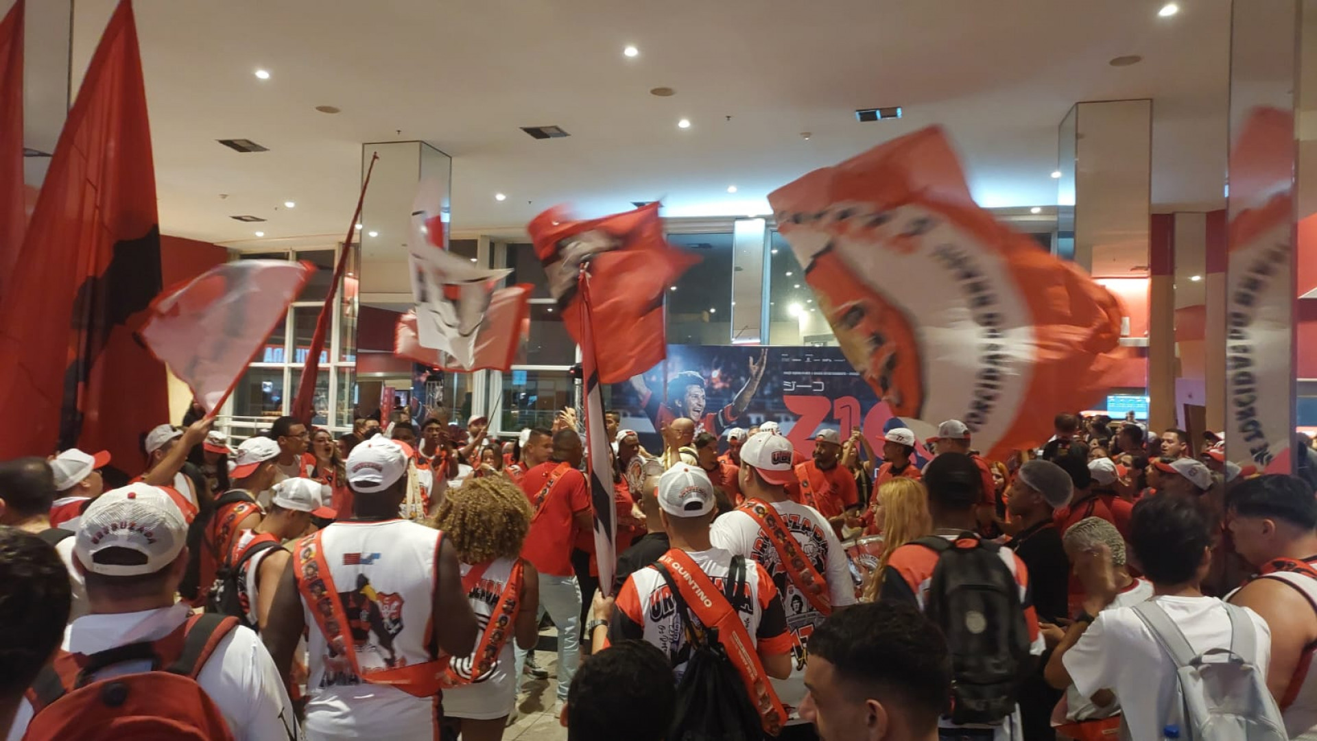 Vídeo! Torcida do Flamengo transforma cinema em arquibancada para ver filme de Zico