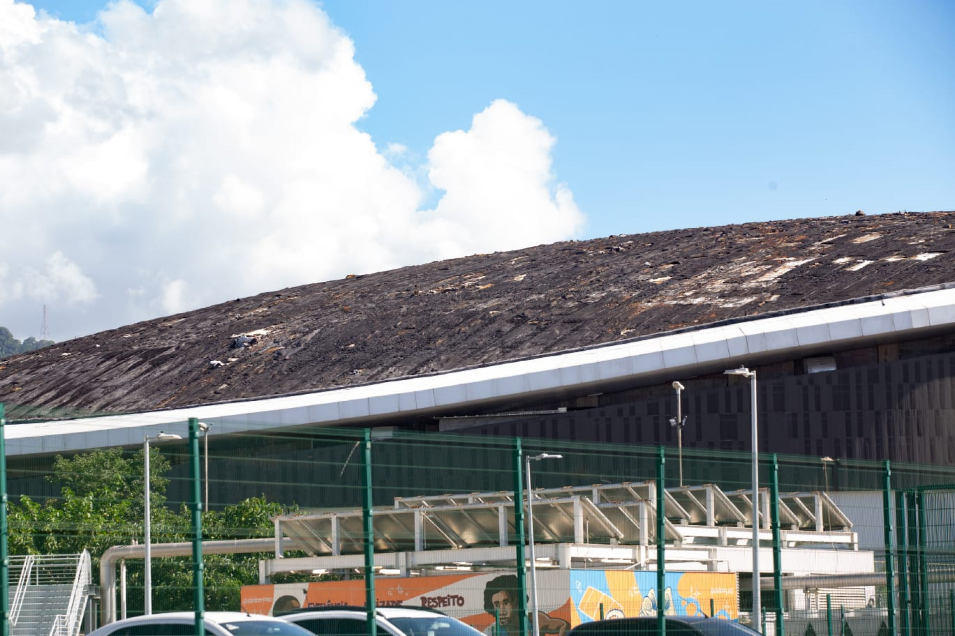 Teto do Velódromo ficou destruído por causa do incêndio - Érica Martin / Agência O Dia