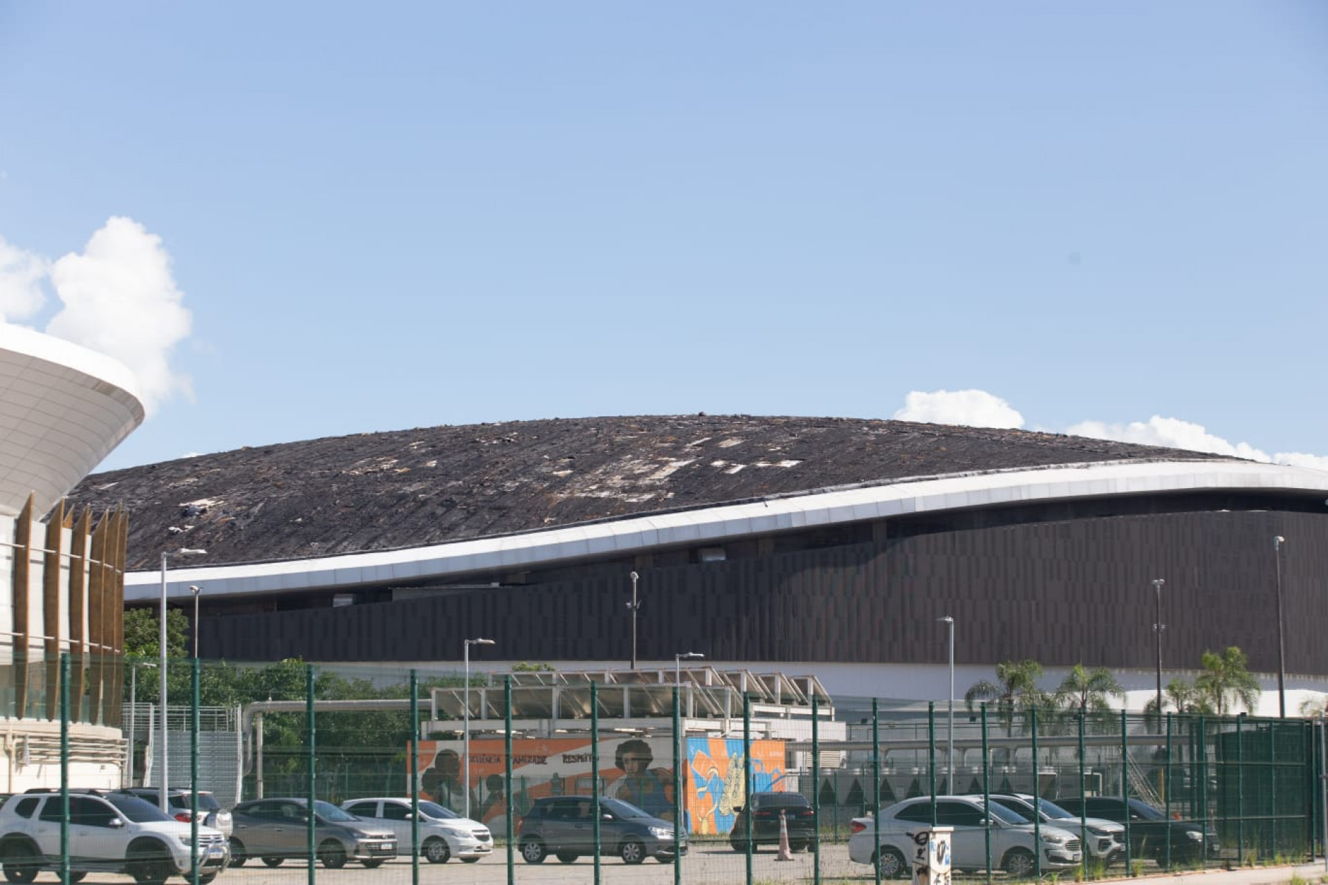 Teto do Velódromo ficou destruído por causa do incêndio - Érica Martin / Agência O Dia