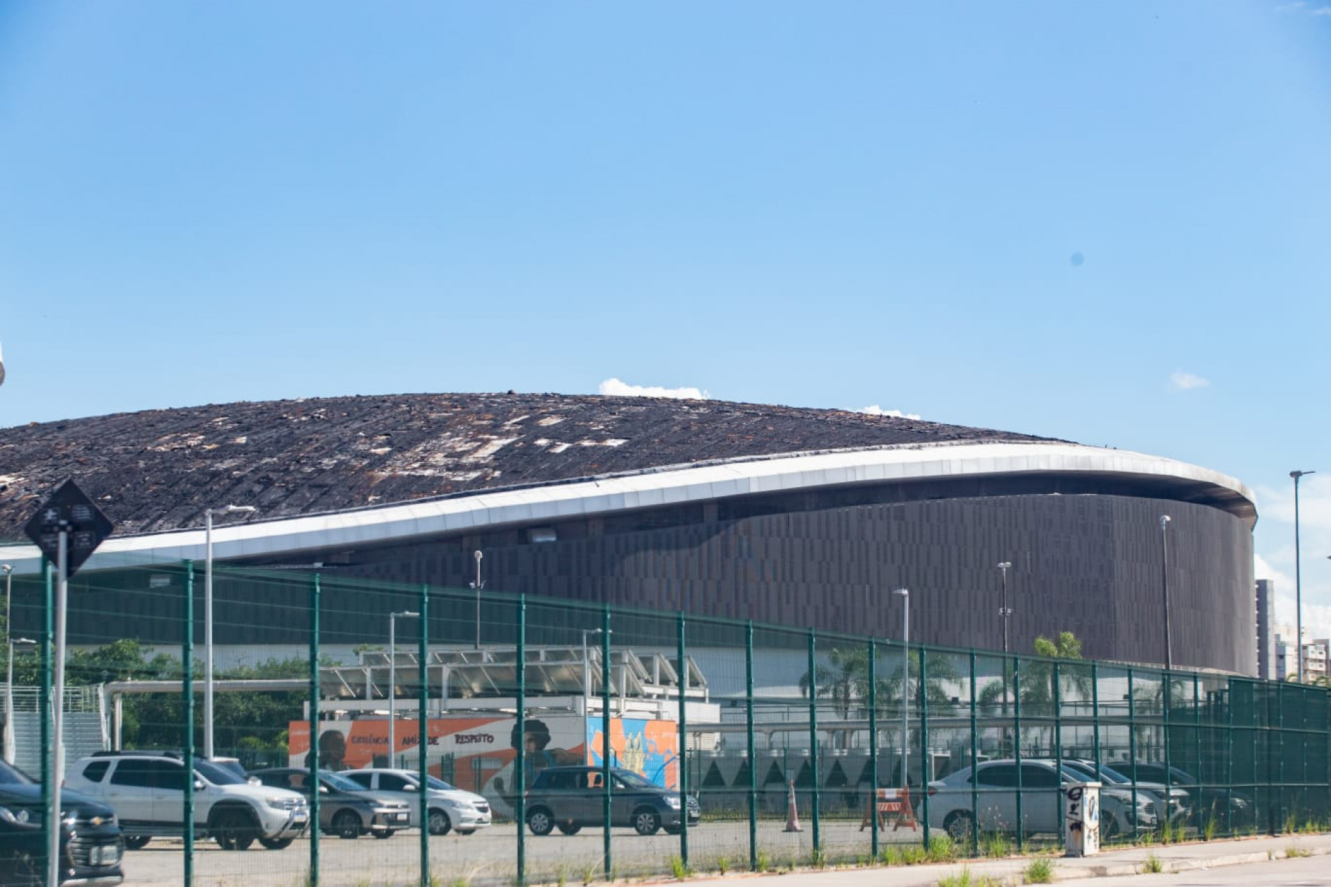 Teto do Velódromo ficou destruído por causa do incêndio - Érica Martin / Agência O Dia