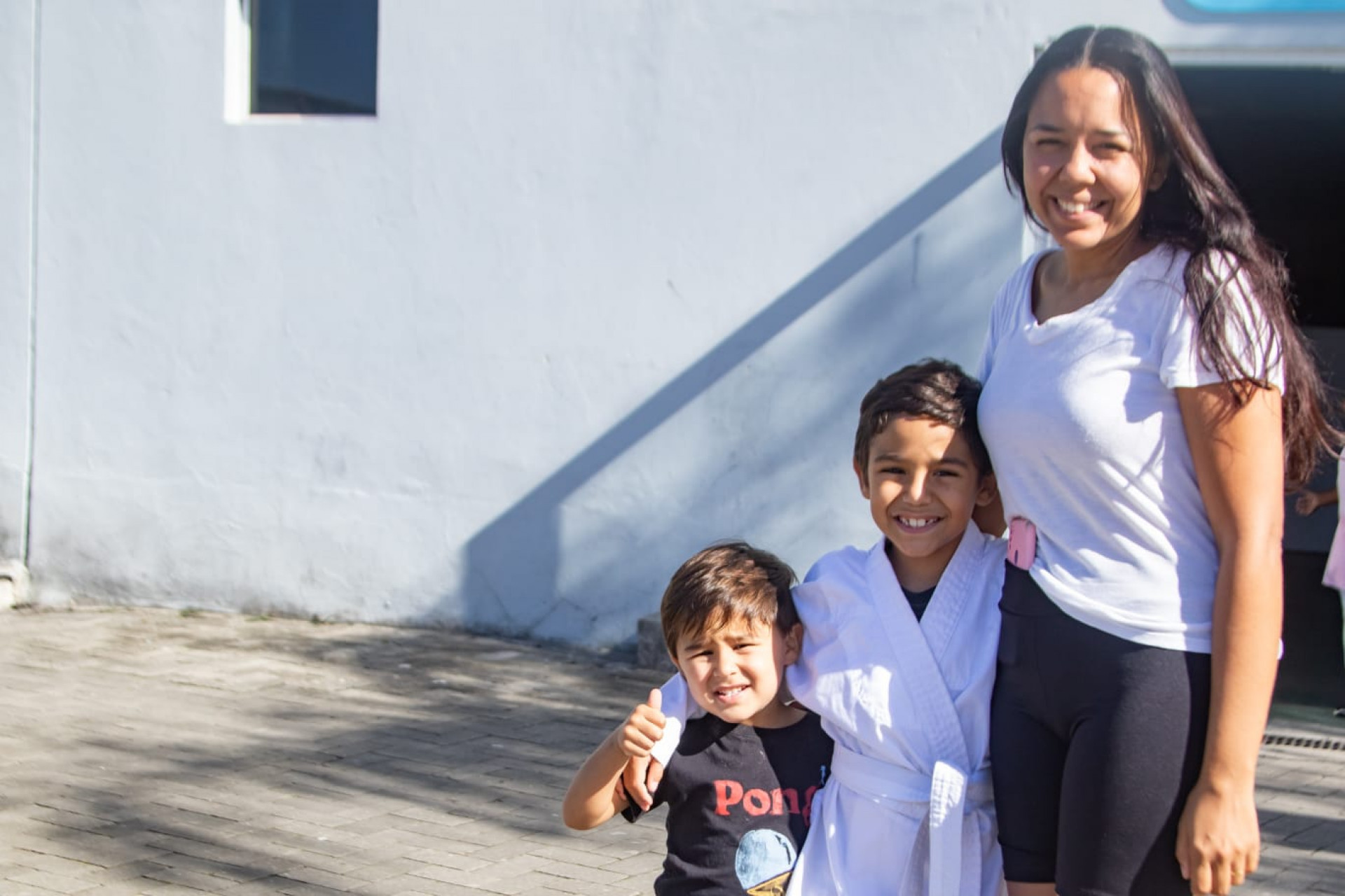 Nayara Siqueira levou os filhos Arthur e Matheus para as aulas de jiu-jitsu e Muai Thay - Érica Martin / Agência O Dia