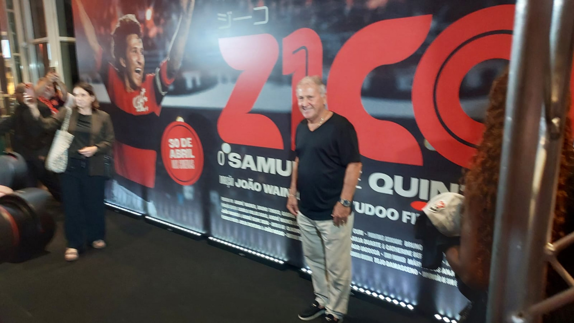 Zico posa para a foto antes da sess&atilde;o do filme 'Zico, o Samurai de Quintino' - Hugo Perruso / O Dia