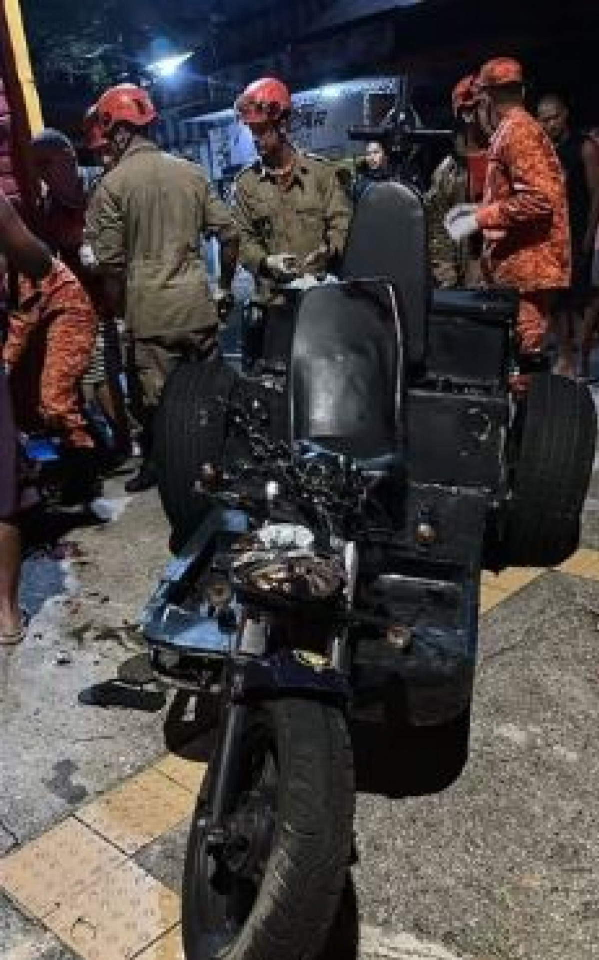 Veículo colidiu em um muro na Rua Cerqueira Daltro, em Cascadura - Reprodução