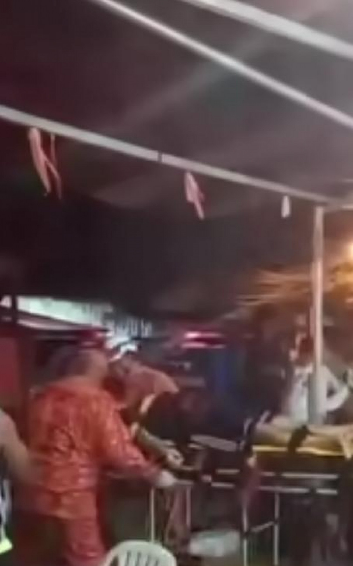 Homem alvejado por tiros em um bar é socorrido com vida pelos Bombeiros