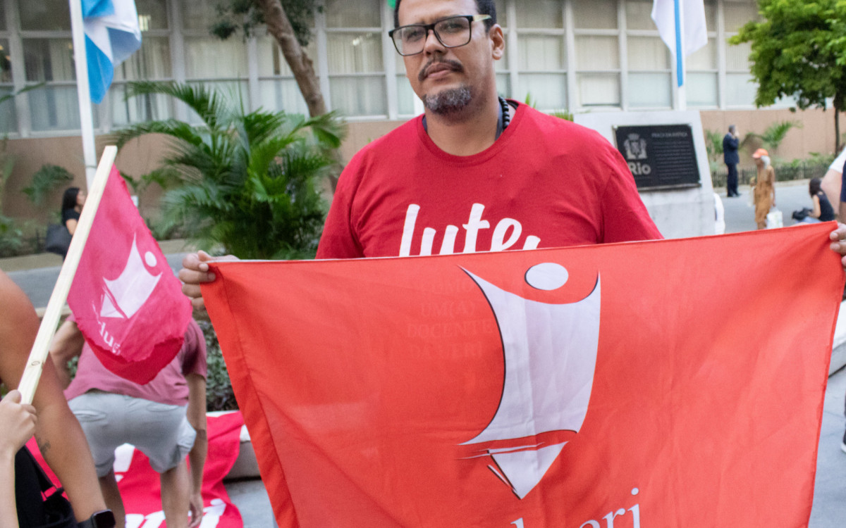 Manifestação de servidores e estudantes da UERJ com parte da greve de docentes em frente ao TJRJ, centro do Rio de Janeiro na tarde desta quarta-feira (15). Foto: Érica Martin Agência O Dia - Erica Martin/Agencia O Dia