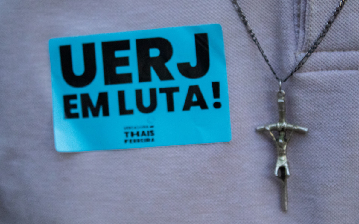 Manifestação de servidores e estudantes da UERJ com parte da greve de docentes em frente ao TJRJ, centro do Rio de Janeiro na tarde desta quarta-feira (15). Foto: Érica Martin Agência O Dia - Erica Martin/Agencia O Dia