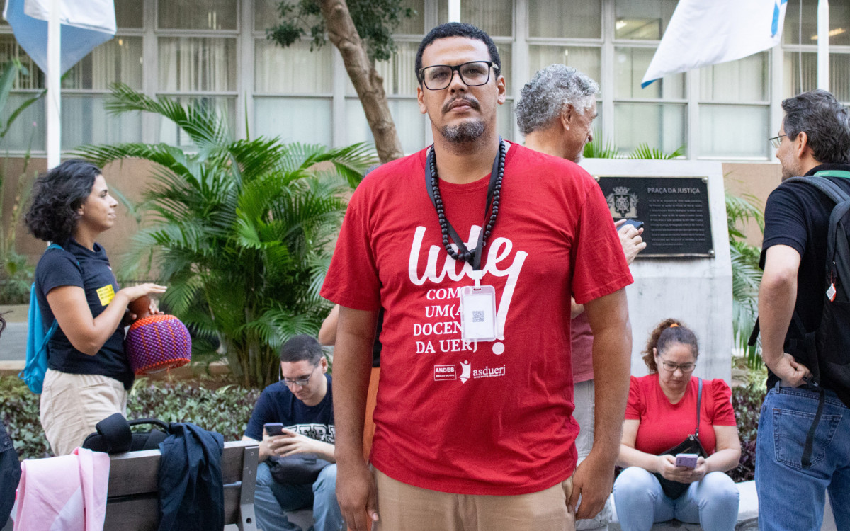 Manifestação de servidores e estudantes da UERJ com parte da greve de docentes em frente ao TJRJ, centro do Rio de Janeiro na tarde desta quarta-feira (15). Foto: Érica Martin Agência O Dia - Erica Martin/Agencia O Dia