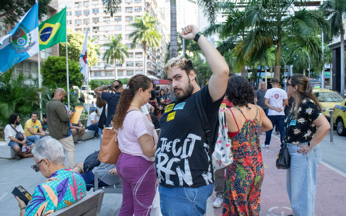 Manifestação de servidores e estudantes da UERJ com parte da greve de docentes em frente ao TJRJ, centro do Rio de Janeiro na tarde desta quarta-feira (15). Foto: Érica Martin Agência O Dia - Erica Martin/Agencia O Dia