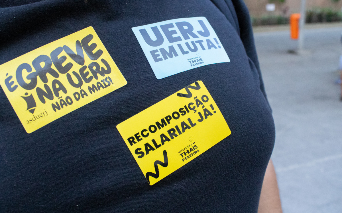 Manifestação de servidores e estudantes da UERJ com parte da greve de docentes em frente ao TJRJ, centro do Rio de Janeiro na tarde desta quarta-feira (15). Foto: Érica Martin Agência O Dia - Erica Martin/Agencia O Dia