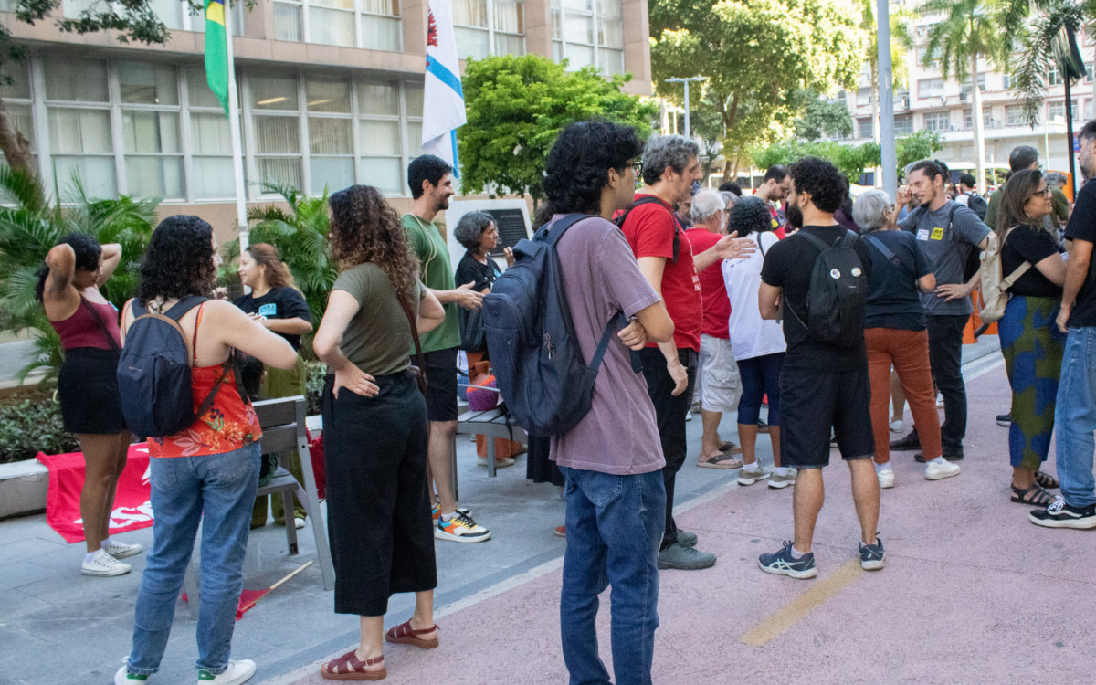 Manifestação de servidores e estudantes da UERJ com parte da greve de docentes em frente ao TJRJ, centro do Rio de Janeiro na tarde desta quarta-feira (15). Foto: Érica Martin Agência O Dia - Erica Martin/Agencia O Dia