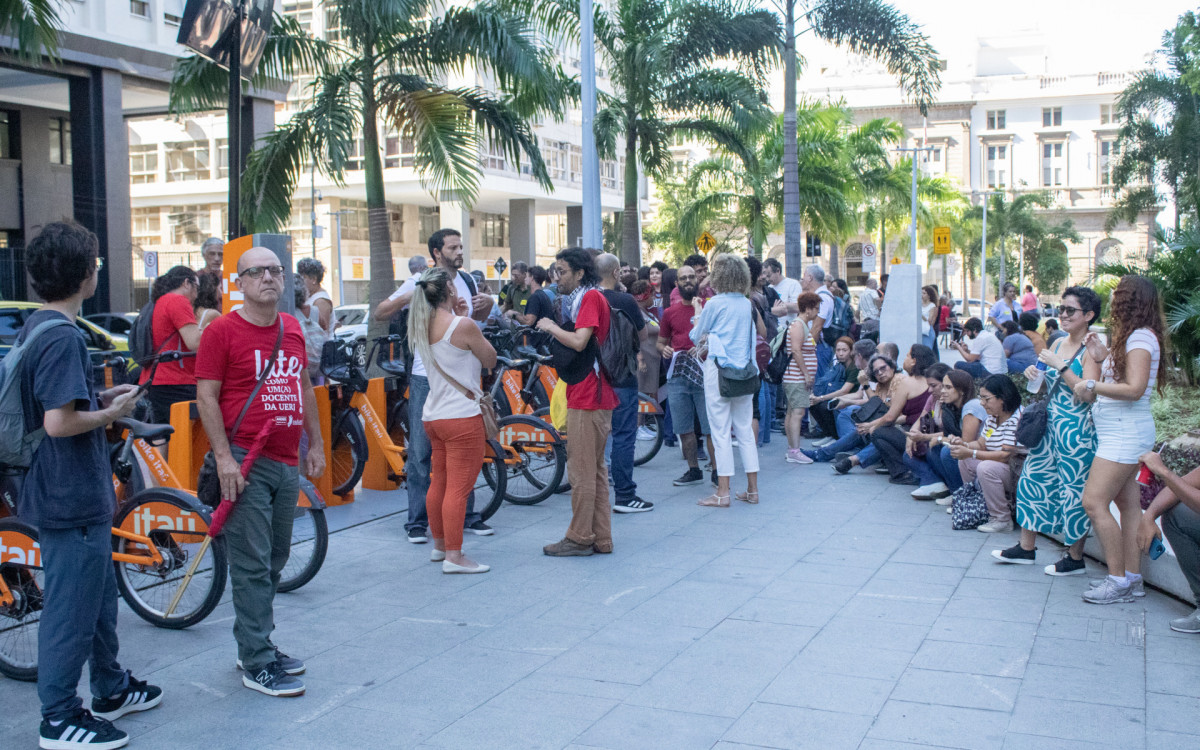 Manifestação de servidores e estudantes da UERJ com parte da greve de docentes em frente ao TJRJ, centro do Rio de Janeiro na tarde desta quarta-feira (15). Foto: Érica Martin Agência O Dia - Erica Martin/Agencia O Dia