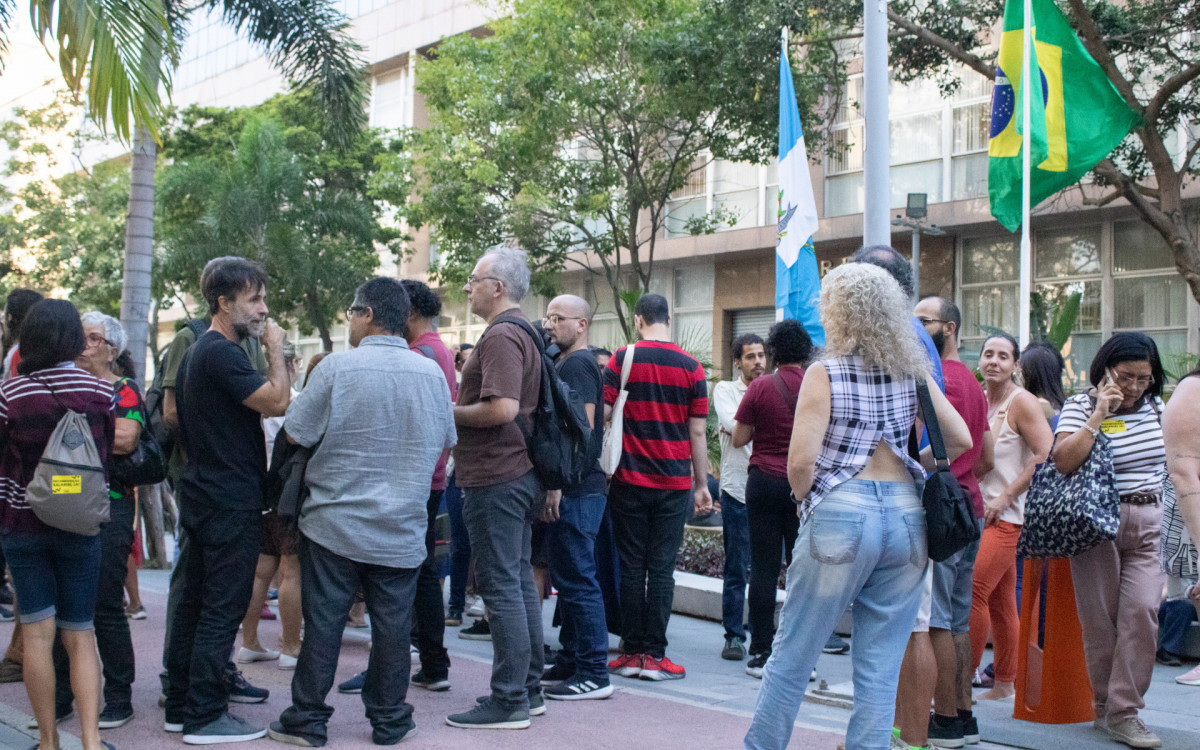 Manifestação de servidores e estudantes da UERJ com parte da greve de docentes em frente ao TJRJ, centro do Rio de Janeiro na tarde desta quarta-feira (15). Foto: Érica Martin Agência O Dia - Erica Martin/Agencia O Dia