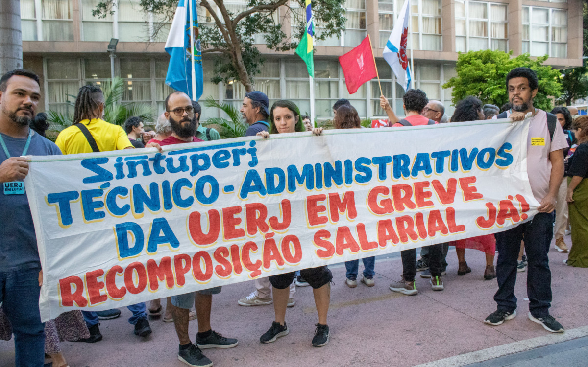 Docentes e técnicos da Uerj fazem manifestação no Tribunal de Justiça