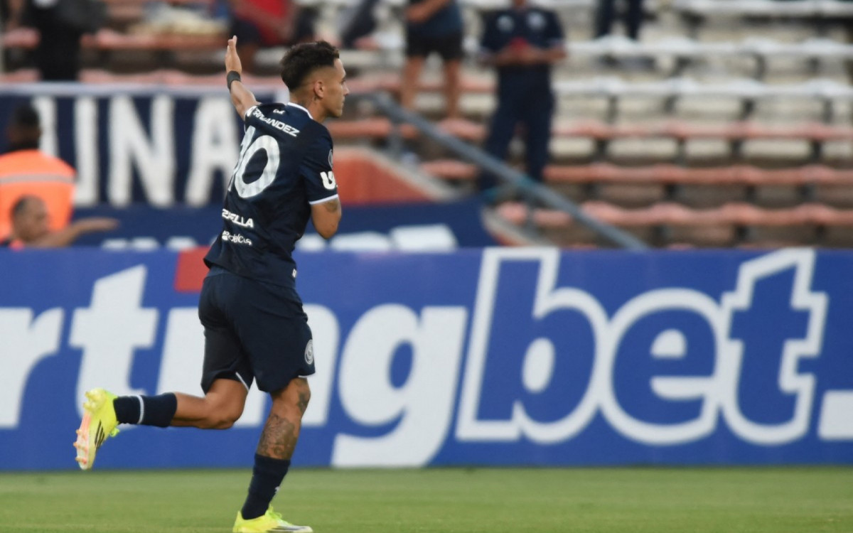 Mat&iacute;as Fern&aacute;ndez &eacute; o camisa 10 do Independiente Rivadavia - Andres Larrovere / AFP