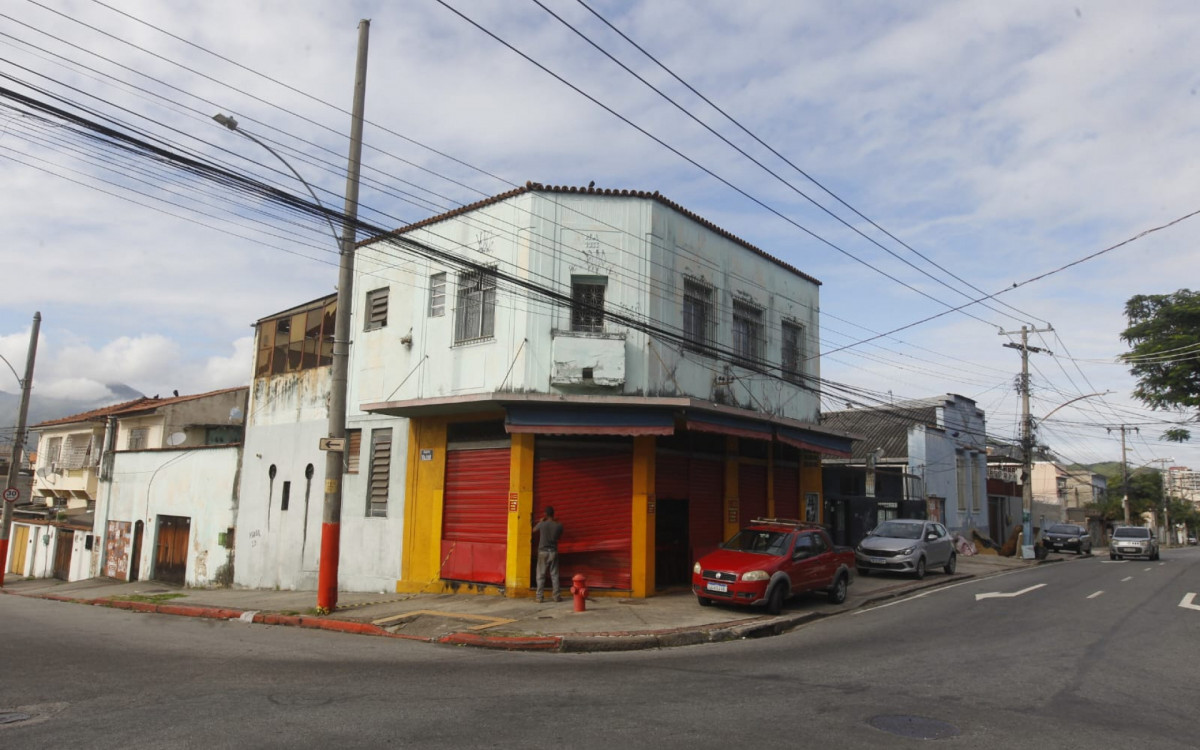 Triciclo colidiu em um bar na esquina da Rua Cerqueira Daltro com a Rua Valerio, em Cascadura - Reginaldo Pimenta/Agência O DIA