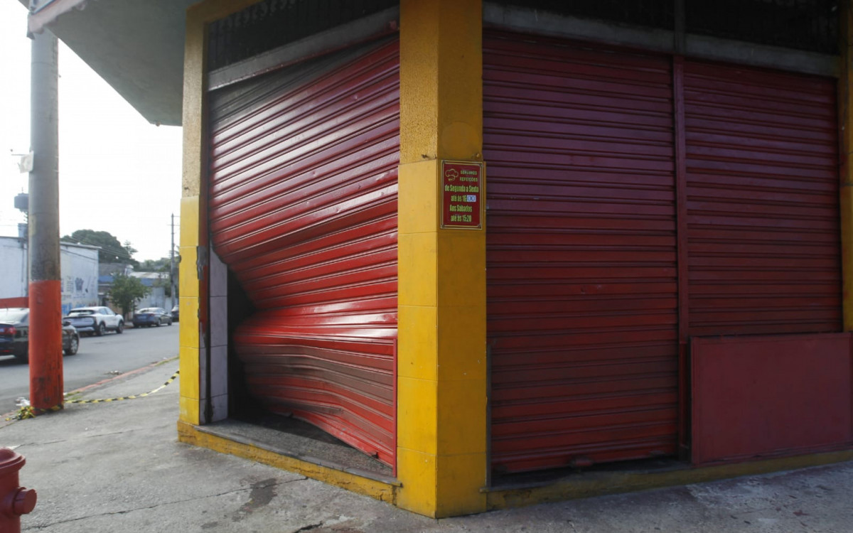 Triciclo colidiu em um bar na esquina da Rua Cerqueira Daltro com a Rua Valerio, em Cascadura - Reginaldo Pimenta/Agência O DIA