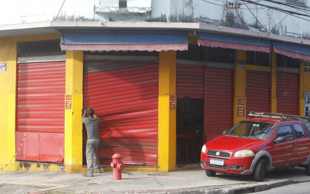 Triciclo colidiu em um bar na esquina da Rua Cerqueira Daltro com a Rua Valerio, em Cascadura - Reginaldo Pimenta/Agência O DIA