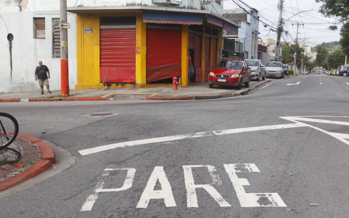 Triciclo colidiu em um bar na esquina da Rua Cerqueira Daltro com a Rua Valerio, em Cascadura - Reginaldo Pimenta/Agência O DIA