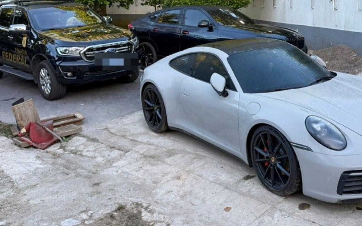 Policiais apreenderam carros de luxo durante a Operação Narco Fluxo