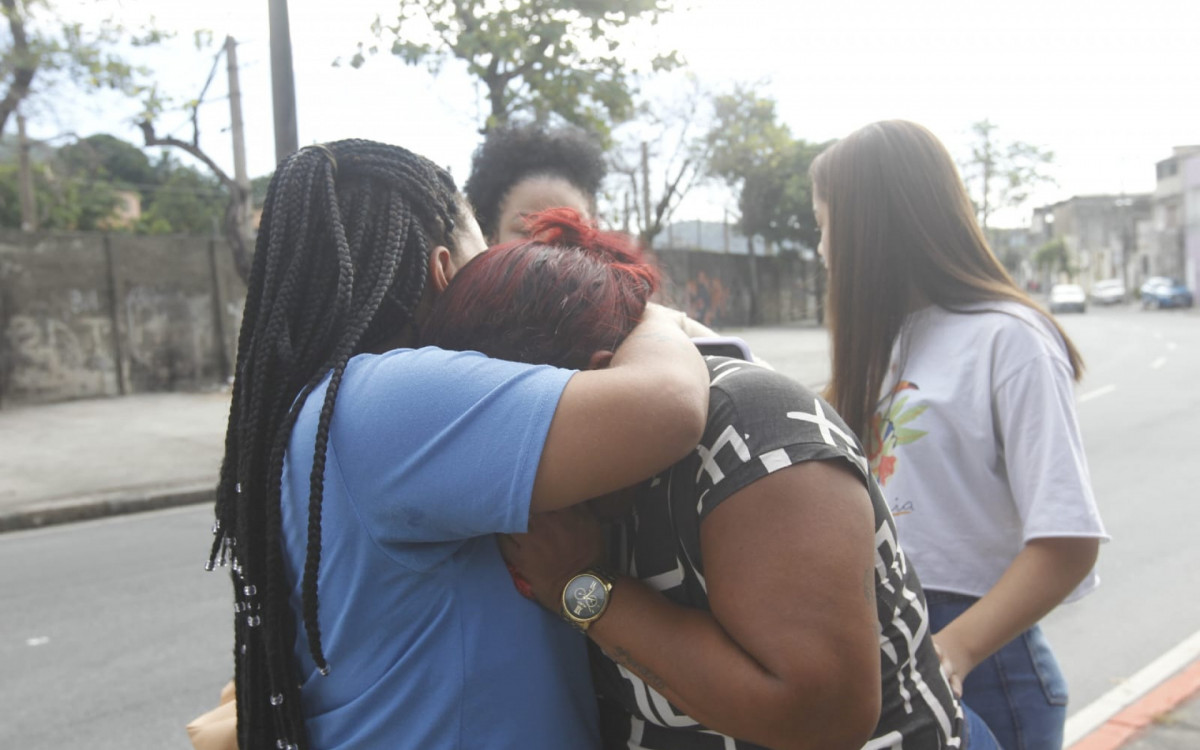 Nilvanise Tim&oacute;teo, m&atilde;e de Kauan, esteve no local do acidente, inconformada com a morte do filho