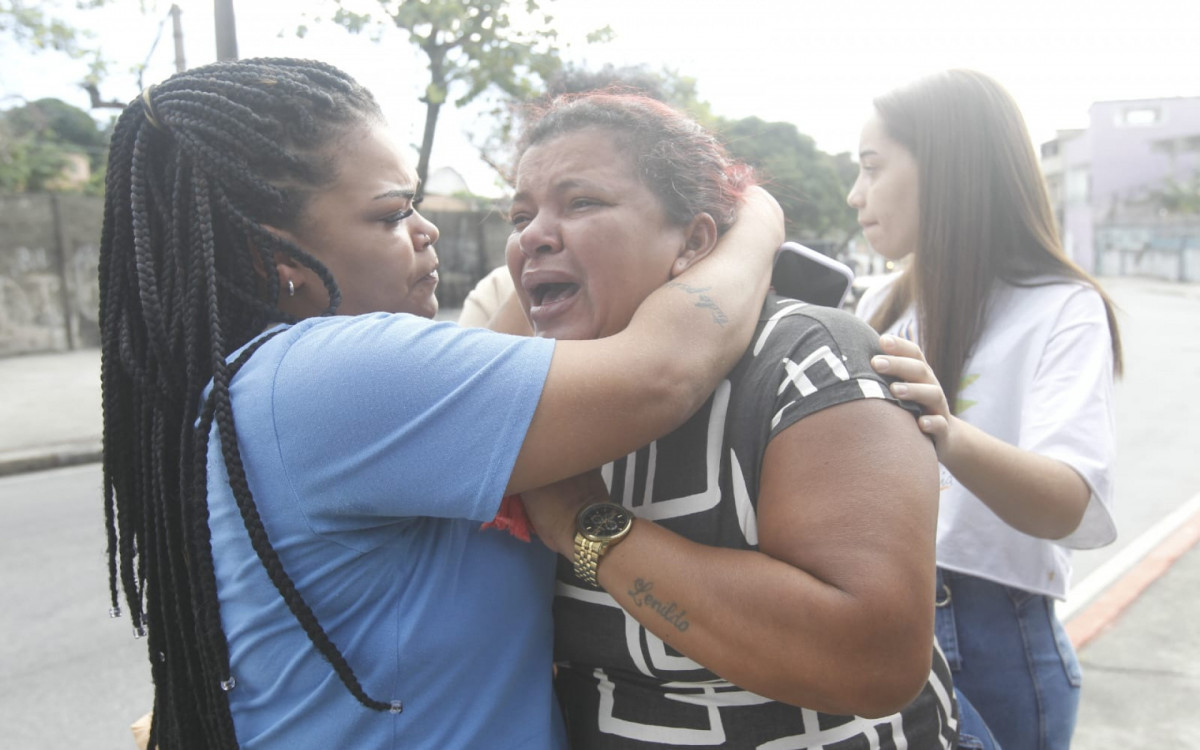 Nilvanise Tim&oacute;teo, m&atilde;e de Kauan, esteve no local do acidente, inconformada com a morte do filho