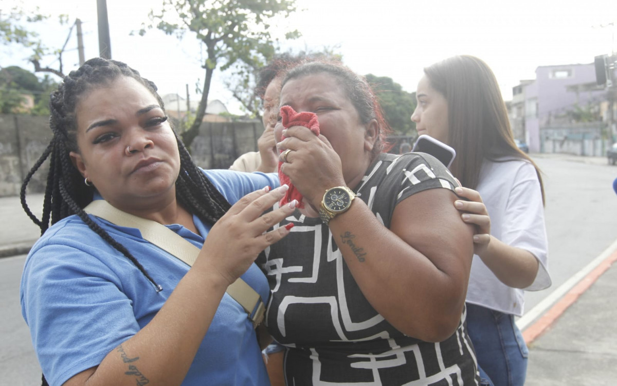 Nilvanise Tim&oacute;teo, m&atilde;e de Kauan, esteve no local do acidente, inconformada com a morte do filho